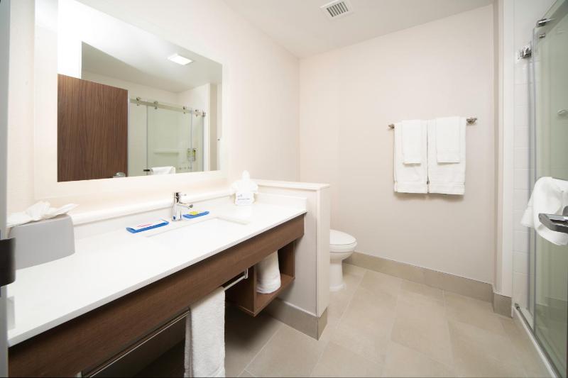 Standard King Room image 4