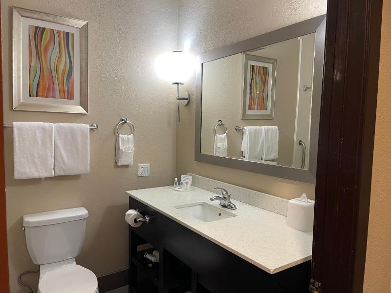Queen Suite - Non-Smoking image 2