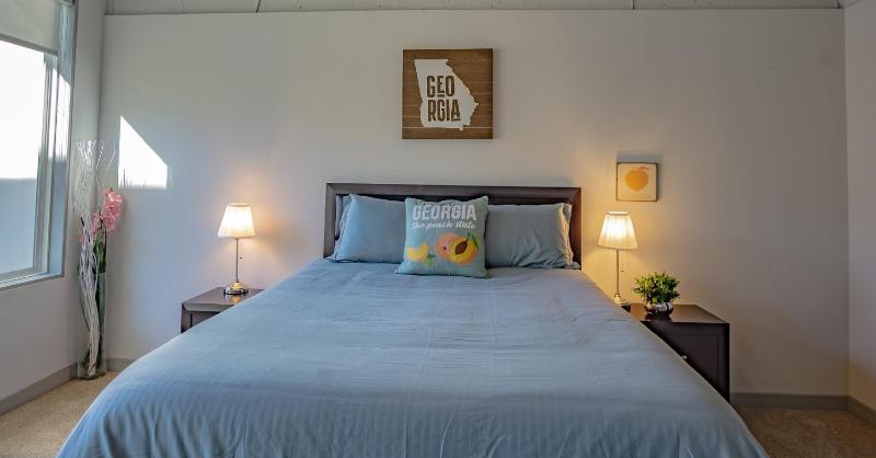 2BR Fully Furnished Apartment in Midtown Atlanta apts - image 3