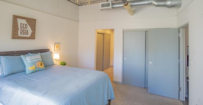 2BR Fully Furnished Apartment - Great location in Midtown apts - image 17