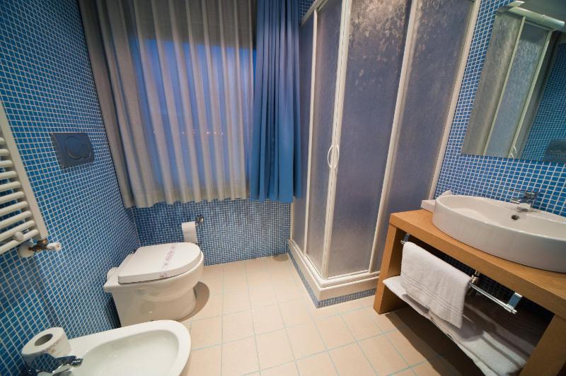 Double Room image 3