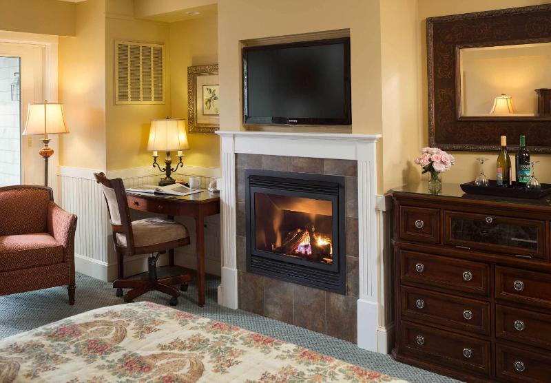 Deluxe King Room with Harborview image 3