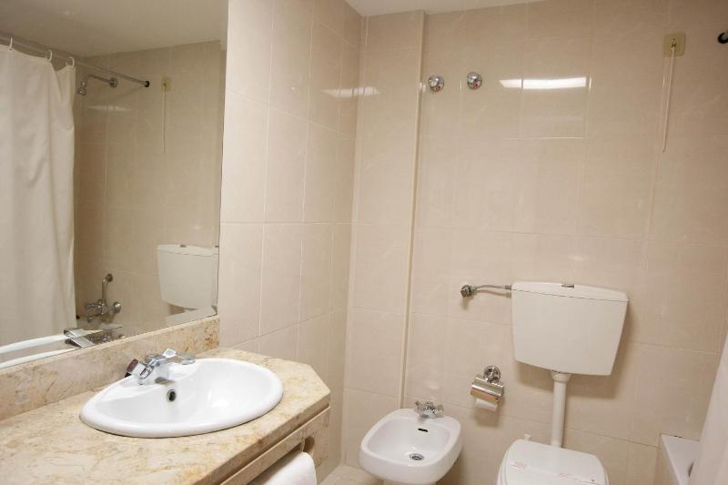 Basic Double Room image 2