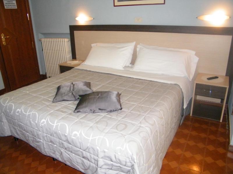 Double or Twin Room with Private Bathroom image 3
