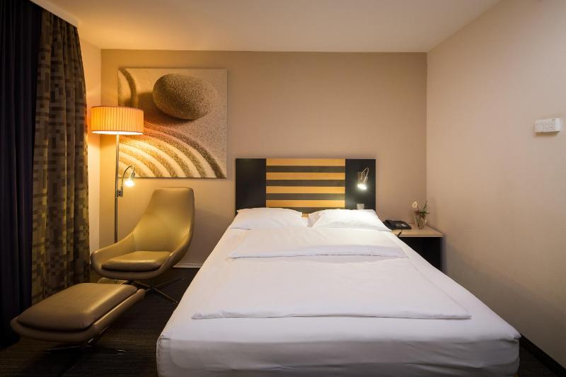 Queen Studio image 4