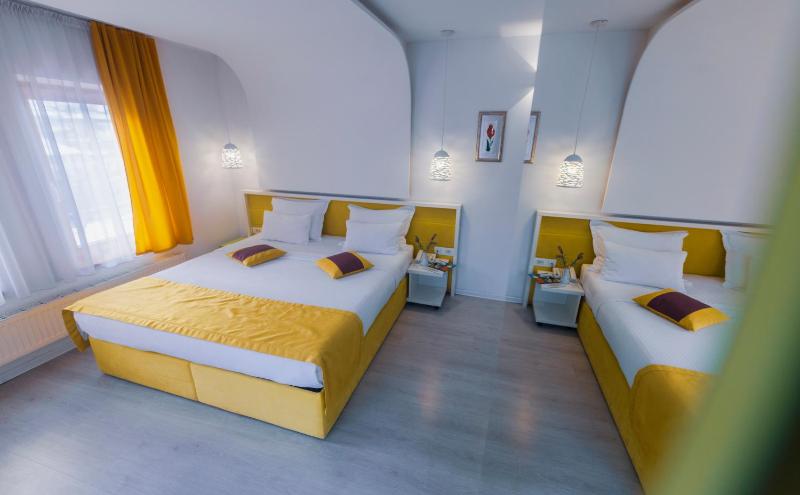 Deluxe Double or Twin Room with Balcony image 4