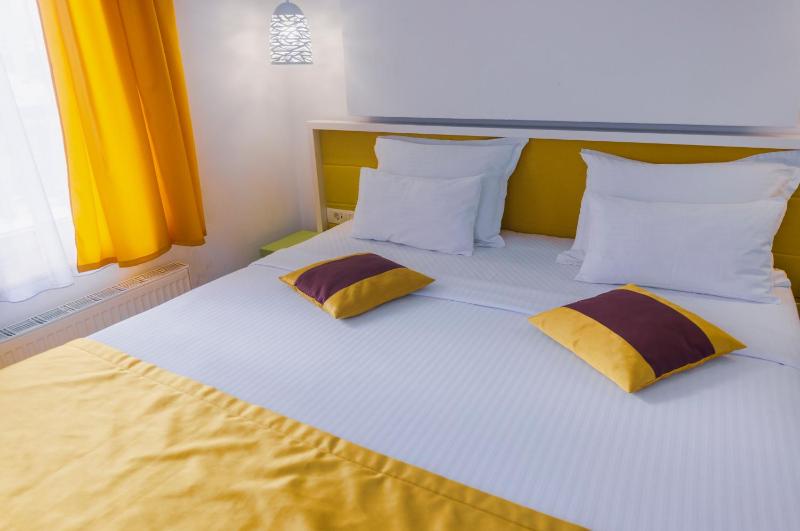 Deluxe Double or Twin Room with Balcony image 2
