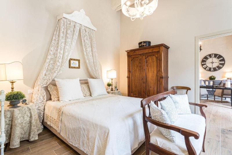 Casa Janca Find sanctuary at extraordinary rates! Luxury Smart Apartment in Central Lucca - image 12