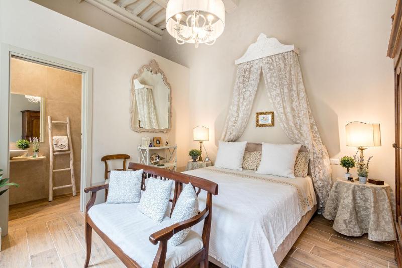 Casa Janca Find sanctuary at extraordinary rates! Luxury Smart Apartment in Central Lucca - image 18