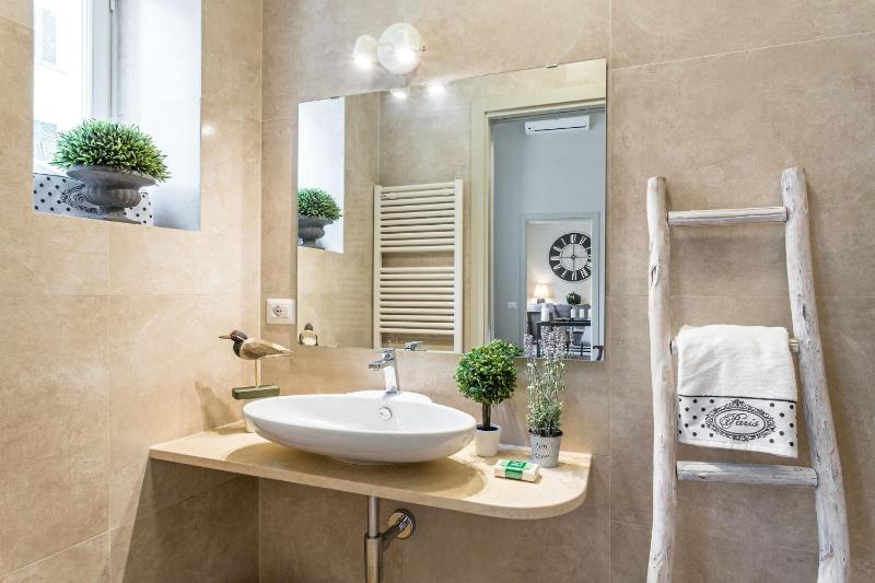Casa Janca Find sanctuary at extraordinary rates! Luxury Smart Apartment in Central Lucca - image 5