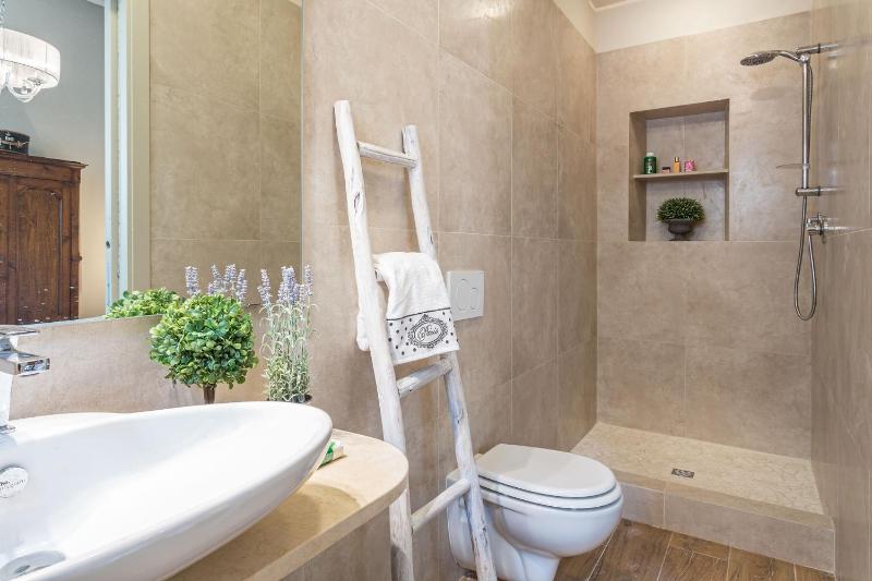Casa Janca Find sanctuary at extraordinary rates! Luxury Smart Apartment in Central Lucca - image 8