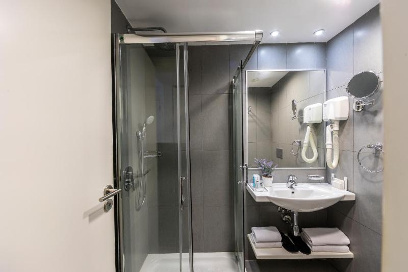 Superior Double or Twin Room with Pool View image 4