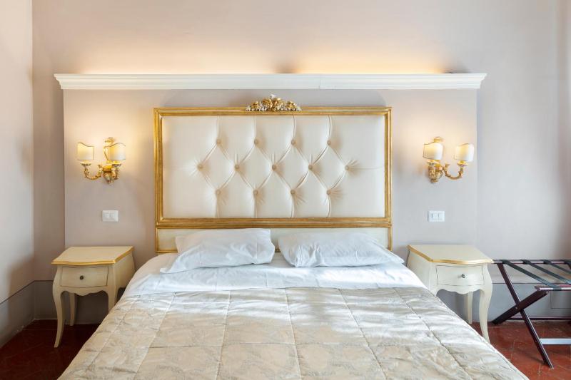 Standard Double Room with Private External Bathroom image 3