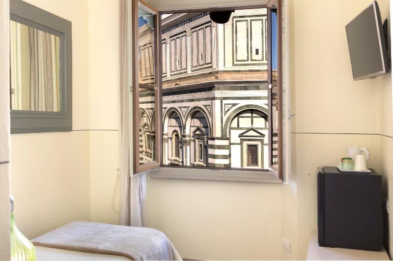 Single Room with Duomo View image 3