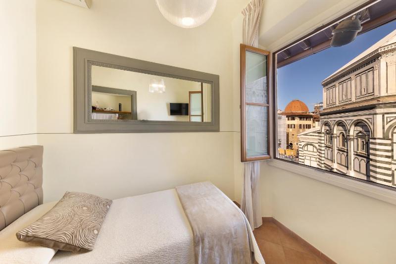 Single Room with Duomo View image 2