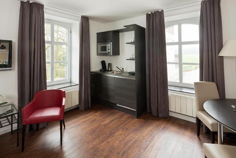 Large Double Room image 4