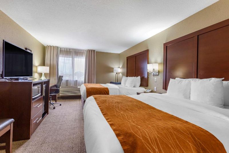 Queen Room with Two Queen Beds - Accessible/Non-Smoking  image 4