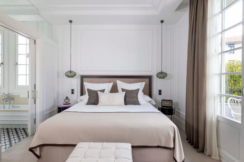 Large Double Room with Balcony image 1