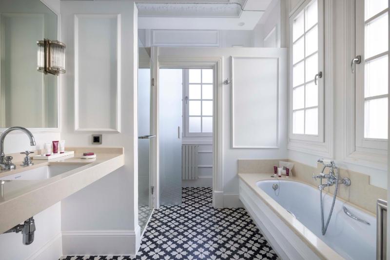 Large Double Room with Balcony image 3