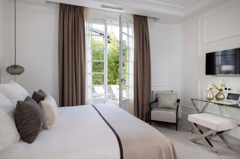 Large Double Room with Balcony image 4