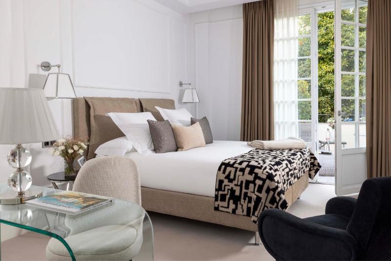 Superior Double Room with Balcony image 1