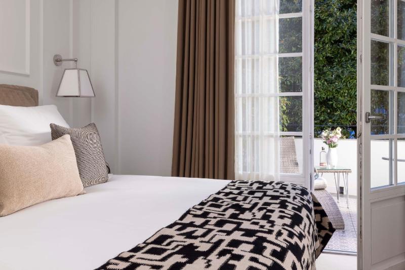 Superior Double Room with Balcony image 3