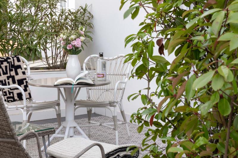 Superior Double Room with Balcony image 4