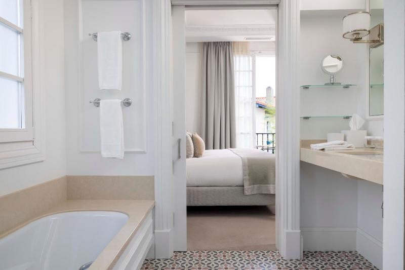 Large Double Room with Balcony image 3