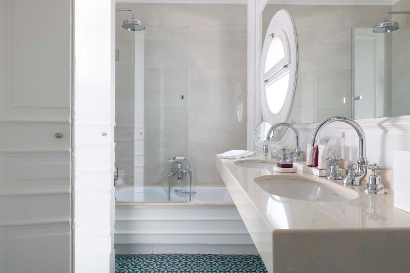 Superior Double Room with Balcony image 3