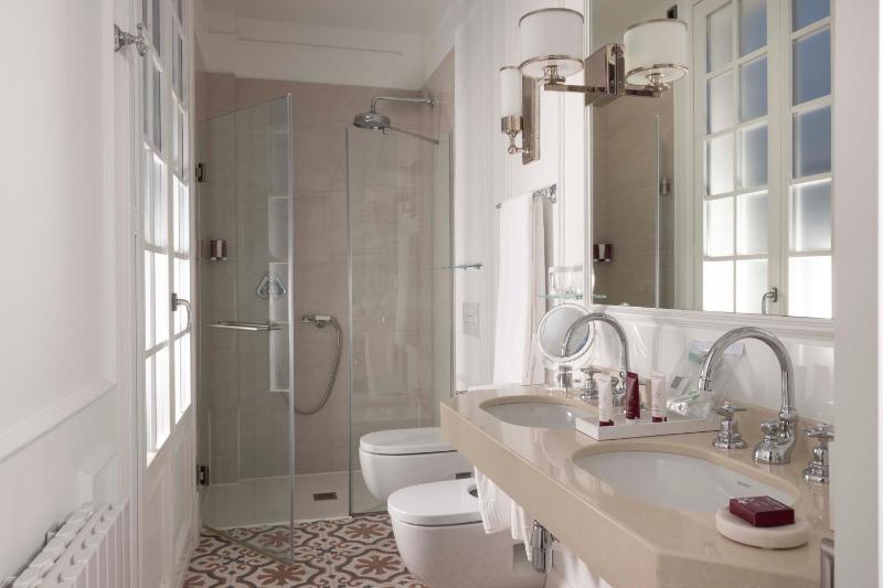 Large Double Room with Balcony image 4