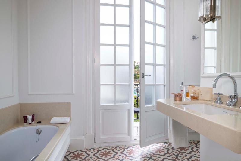 Junior Suite with Balcony image 4