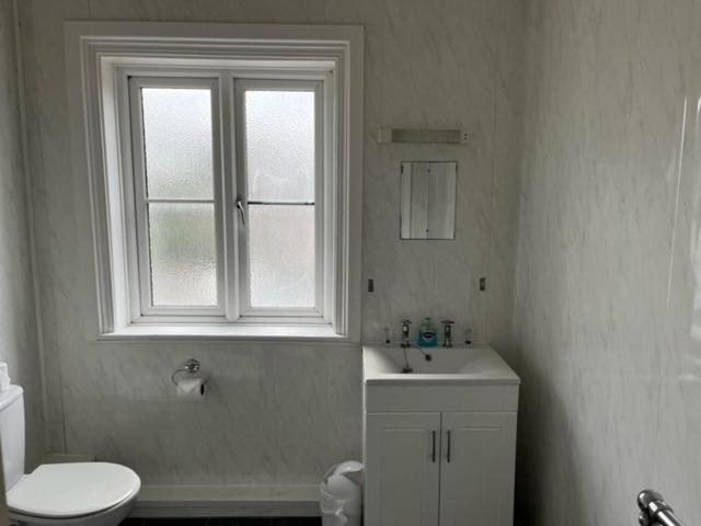 Standard Twin Room image 4