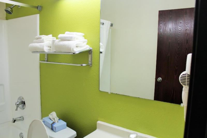 Deluxe Double Room with Two Double Beds - Non-Smoking image 4