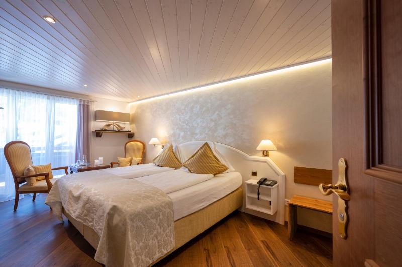 Superior Double Room with Balcony image 4