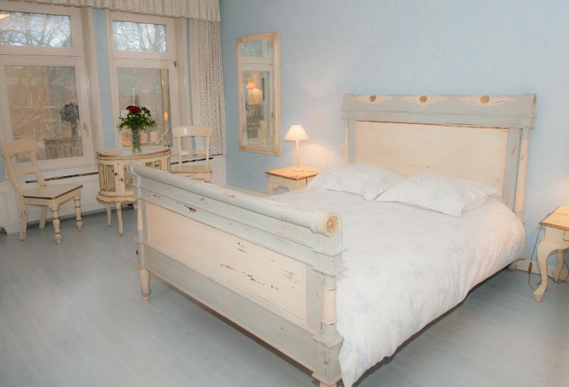 Large Double Room image 3