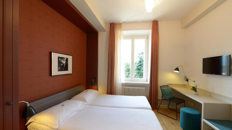 Modern Double or Twin Room image 4