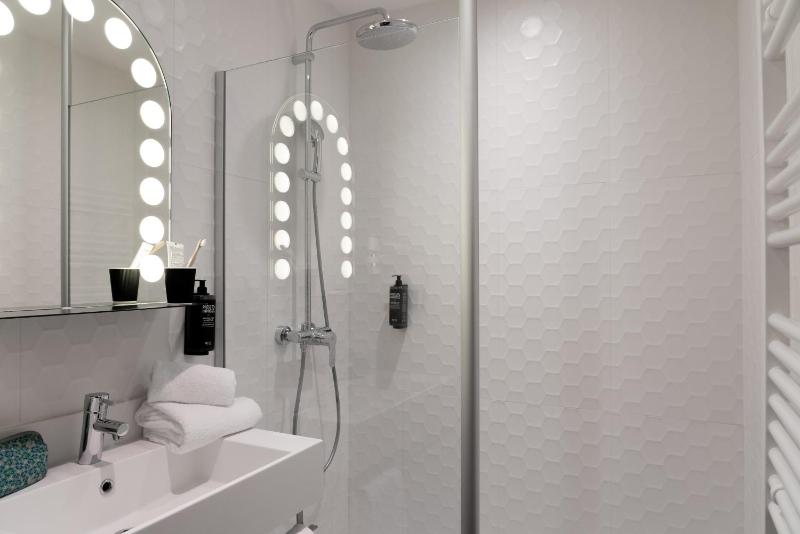 Twin Room image 2