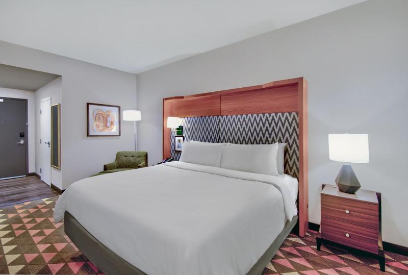 Standard King Room image 4