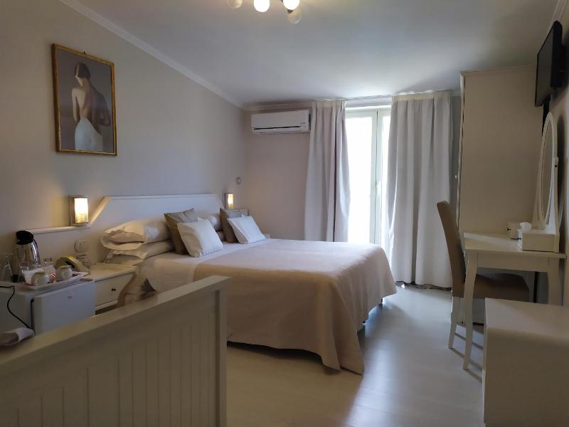 Standard Triple Room with Sea View image 3