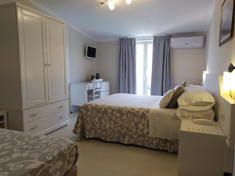 Standard Triple Room with Sea View image 2