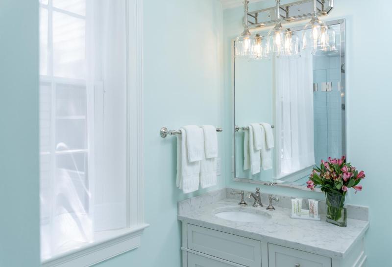 Standard Queen Room image 3