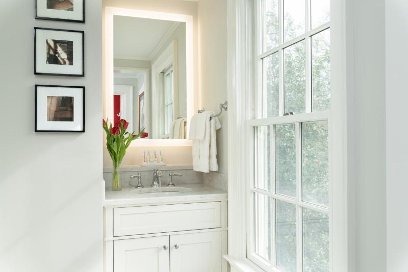 Queen Room 3 image 3