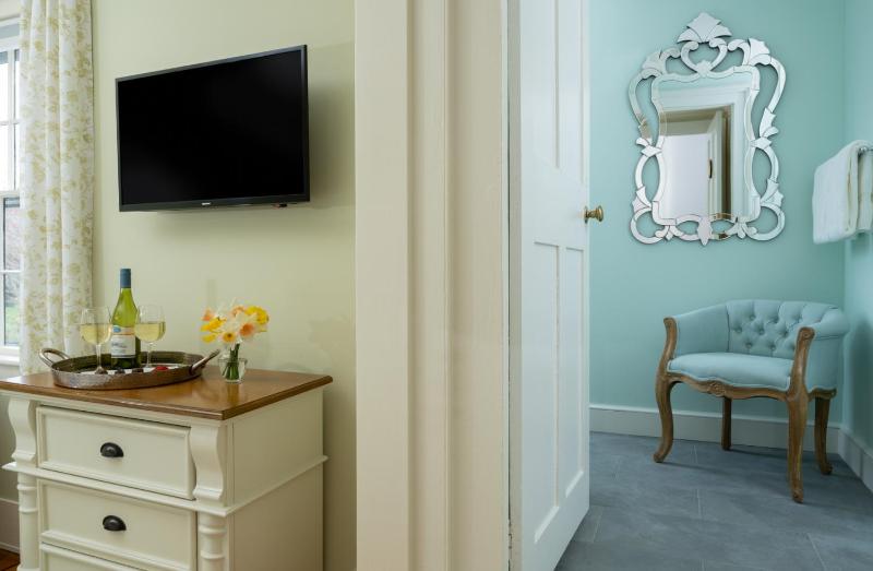 Small Room with Queen Bed image 4