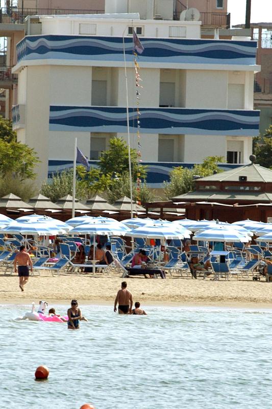 Double or Twin Room with Balcony and Sea View image 3