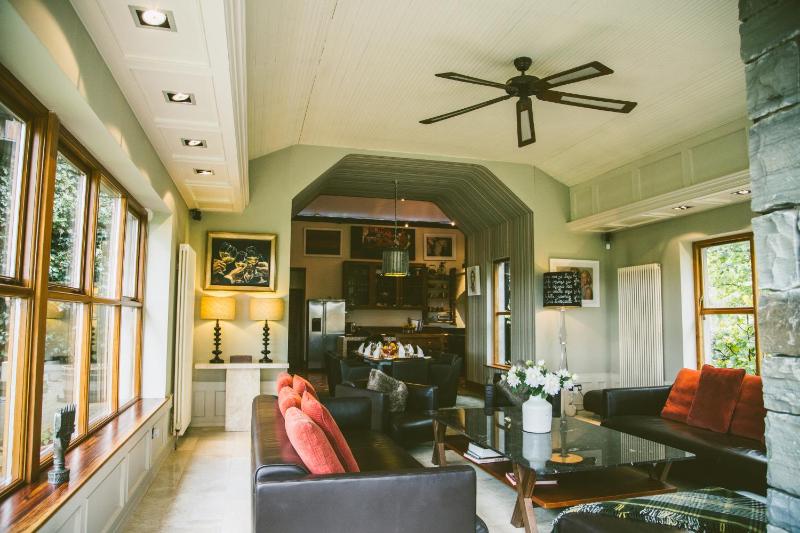 Red Oaks Residence image 3