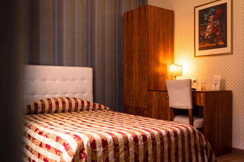 Single Room image 3