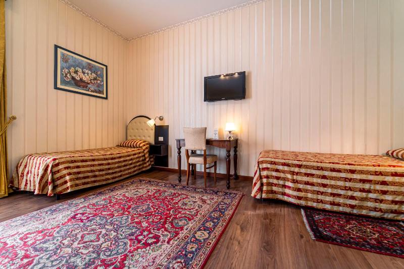 Twin Room image 3