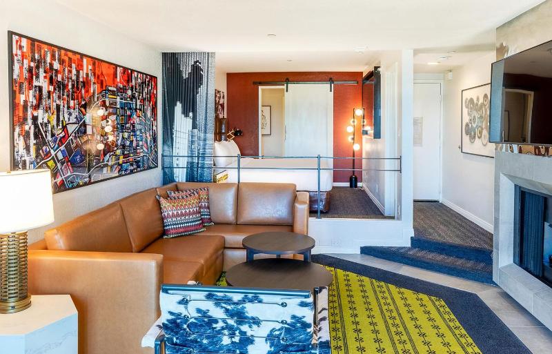 Signature King Suite, City View & Balcony image 1