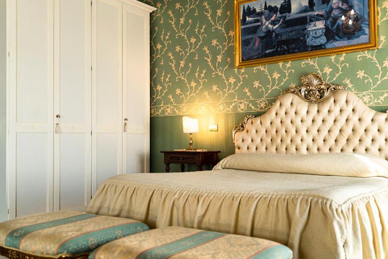 Deluxe Double Room image 3