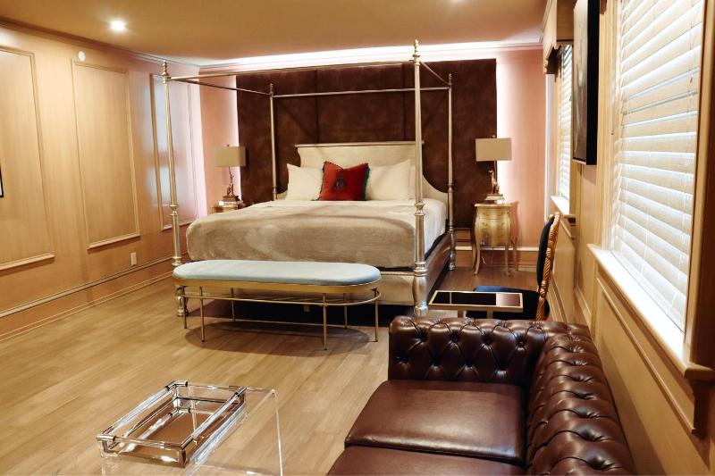King Suite with Spa Bath image 1